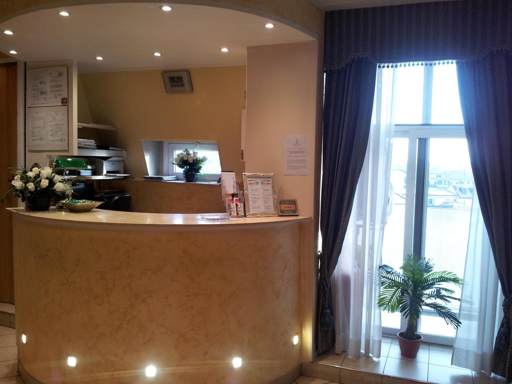 Hotel Arco Romana Милано Екстериор снимка